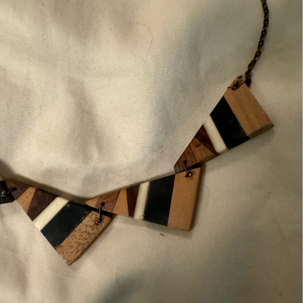 ❄️ Abstract Wood and Stone Triangle Necklace